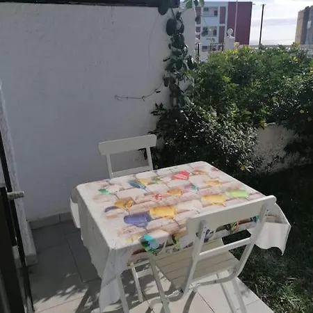 Quiet & Bright With Private Garden Daire